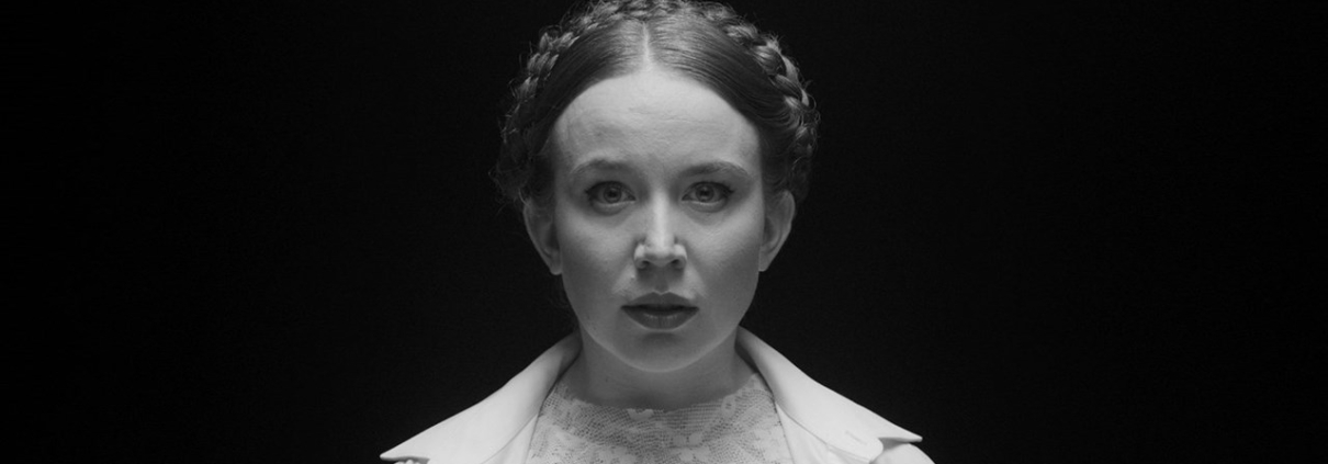 ZRCADLA VE TMĚ film kino VARŠAVA